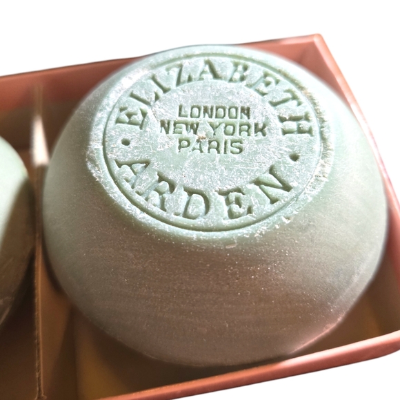 VINTAGE NIB Unused Elizabeth Arden Set of Three Blue Round Bluegrass Bath Soaps - Picture 5 of 6